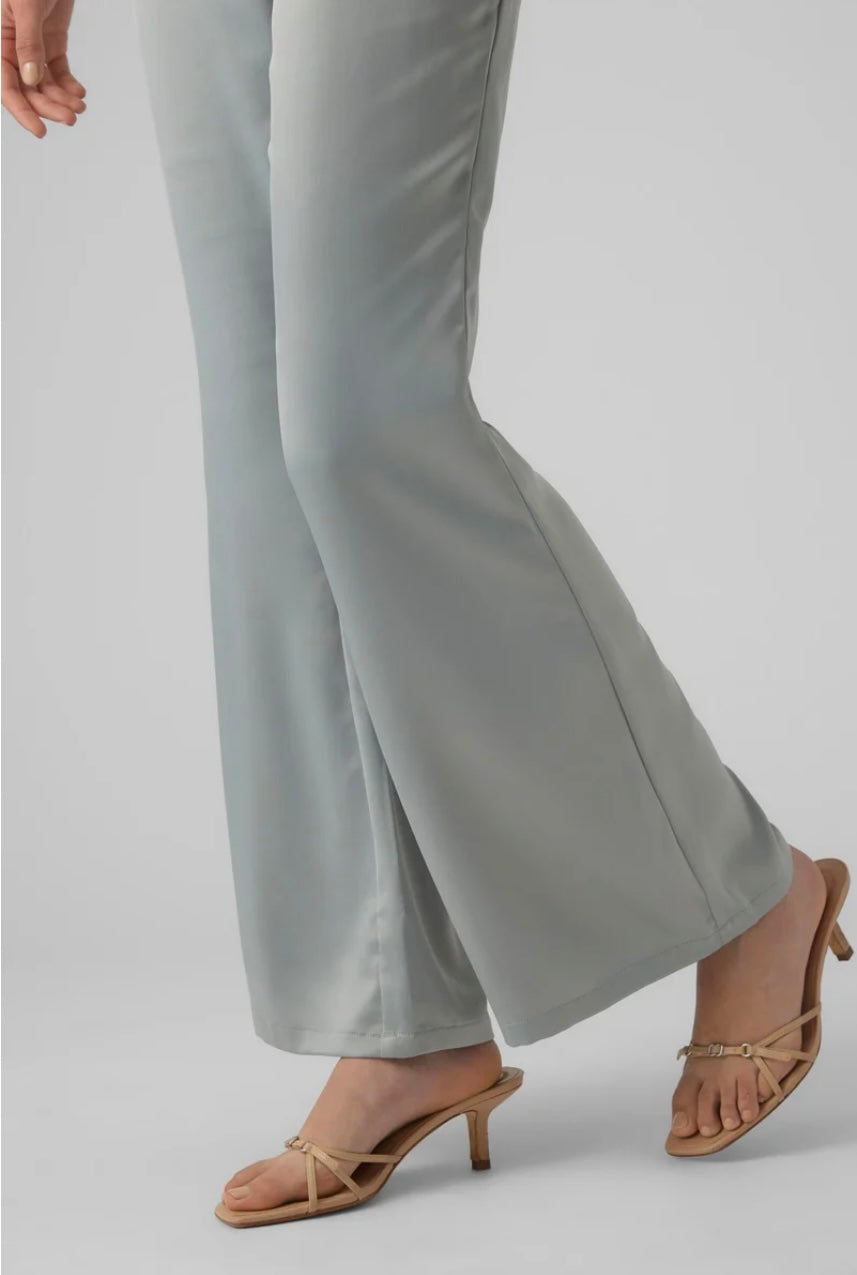Pantalon flare gris perle satiné Chic fluide & silhouette élancée