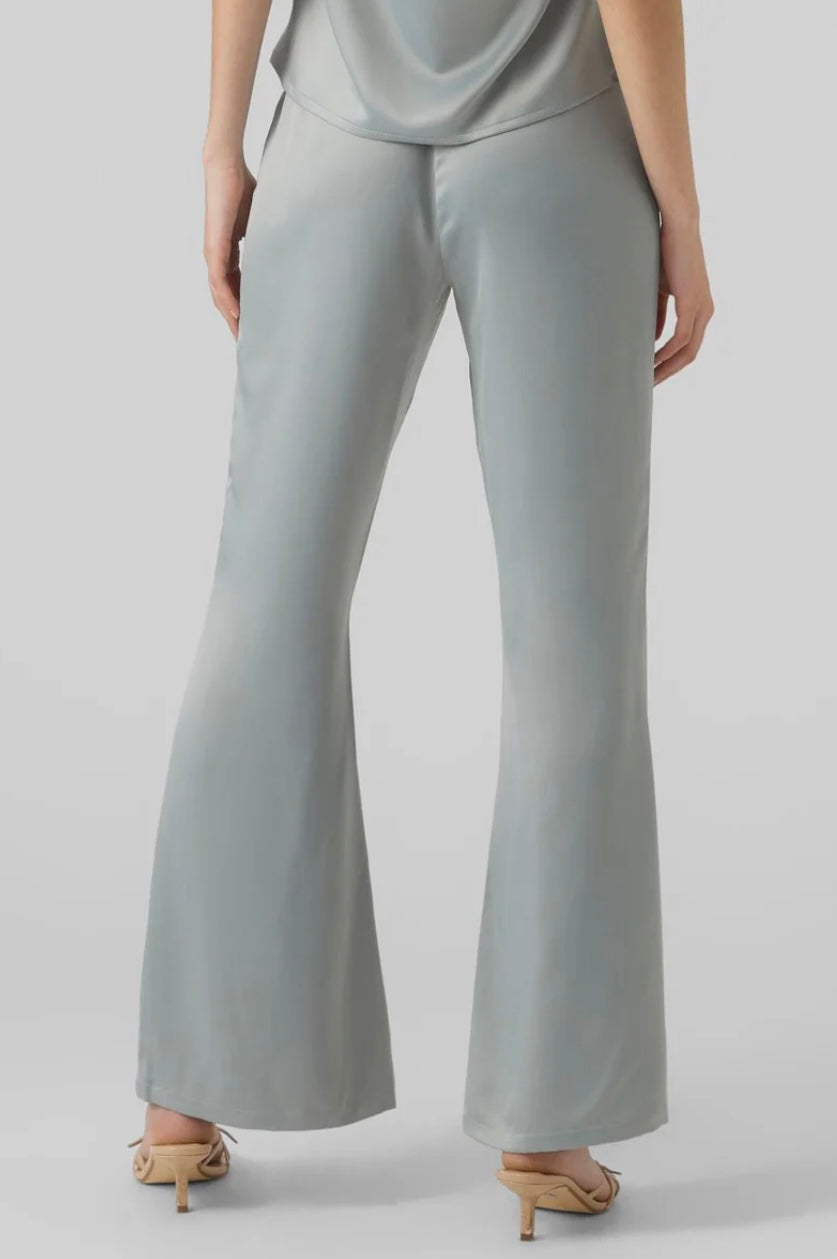 Pantalon flare gris perle satiné Chic fluide & silhouette élancée